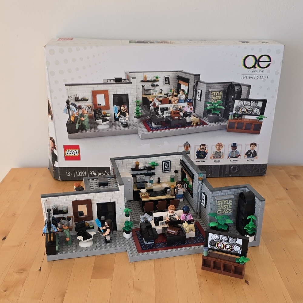 LEGO Icons 10291 Queer Eye The Fab 5 Loft Set 974 Piece 5 Minifigures